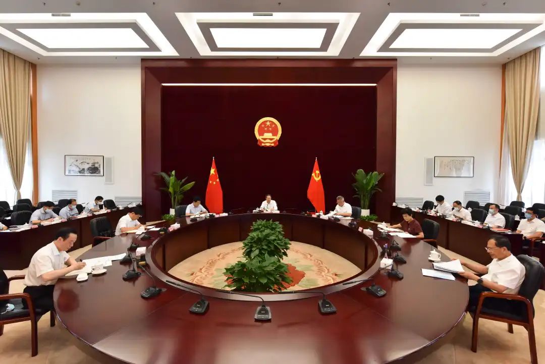 省人大常委会党组理论学习中心组学习贯彻习近平新时代中国特色社会主义思想主题教育集中学习研讨会召开